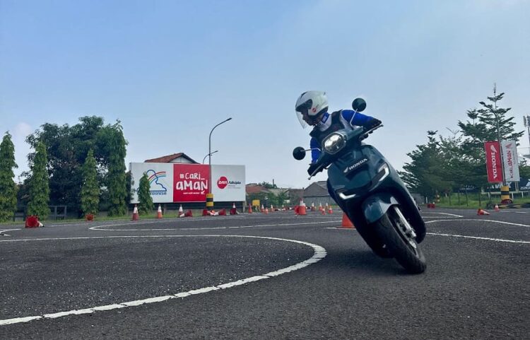 Teknik Menikung Menggunakan Sepeda Motor Yang Benar dan Aman