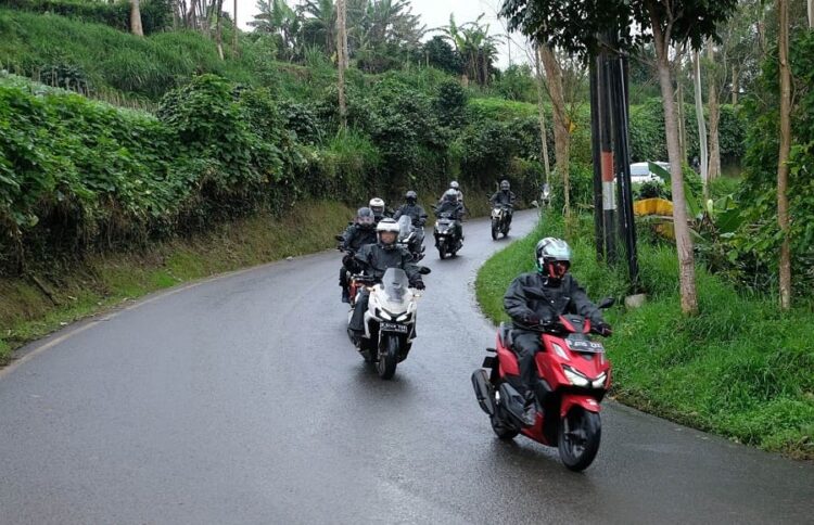 Bahaya Jika Merokok Sambil Berkendara Sepeda Motor