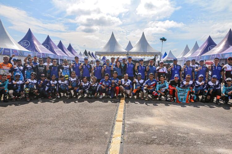 Shell bLU cRU Yamaha Enduro Challenge (Sintang) Disaksikan Puluhan Ribu Pengunjung