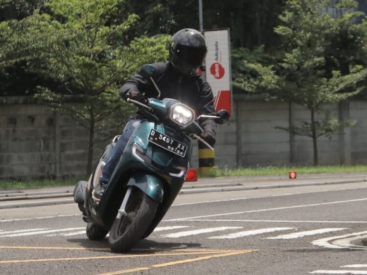 Tips Aman Saat Melintasi Jalan Aspal Berkerikil