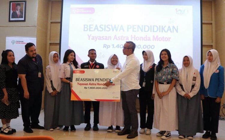 Duta Safety Riding Peroleh Beasiswa Pendidikan dari Yayasan AHM