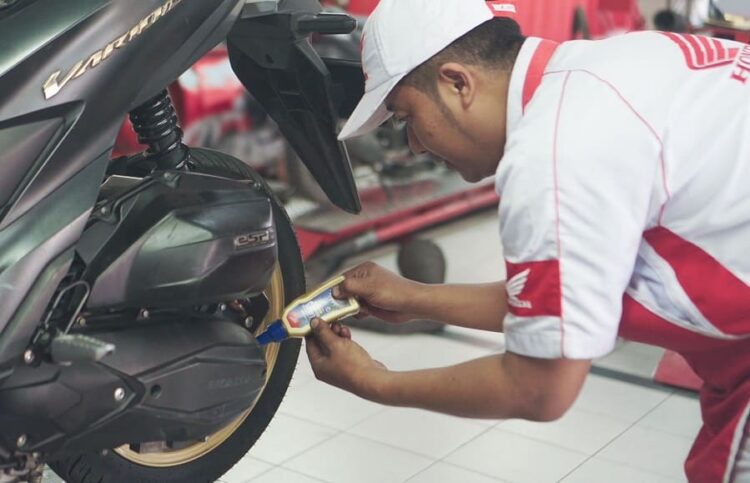 Pentingnya Mengganti Oli Transmisi Motor Matic Secara Rutin