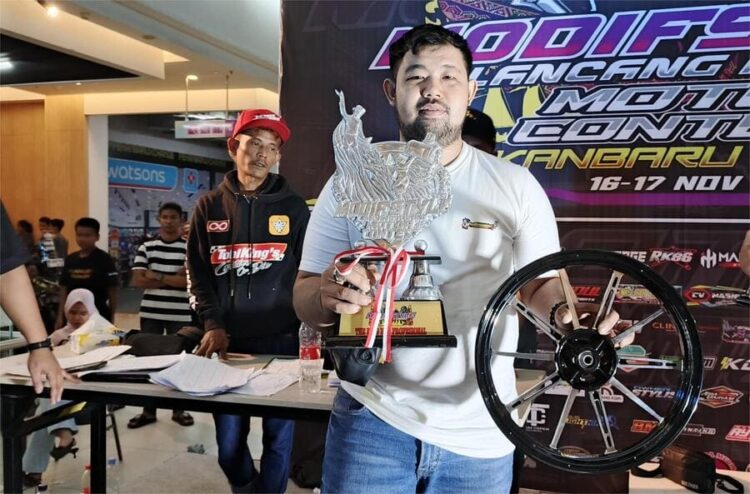 Hadiah Dari JBM Modified Untuk The Best Of Show Non Professional MLKMC (Pekanbaru) Diraih Fernando