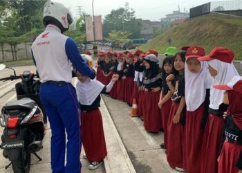 Peran Penting Orang Tua Menjaga Keselamatan Anak Berkendara Saat ke Sekolah