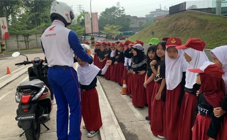 Peran Penting Orang Tua Menjaga Keselamatan Anak Berkendara Saat ke Sekolah