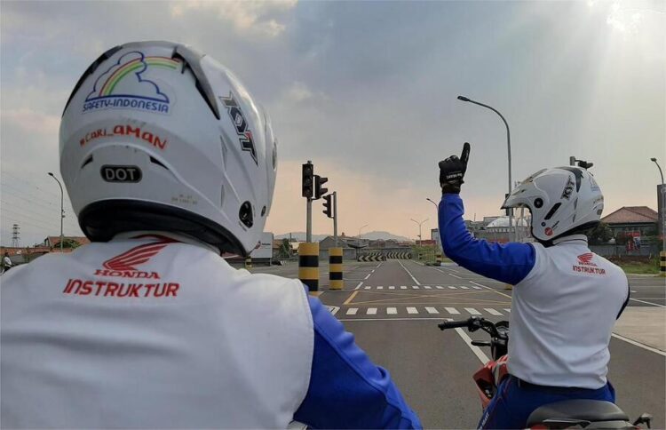 Pentingnya Memahami Isyarat Touring untuk Keselamatan di Jalan