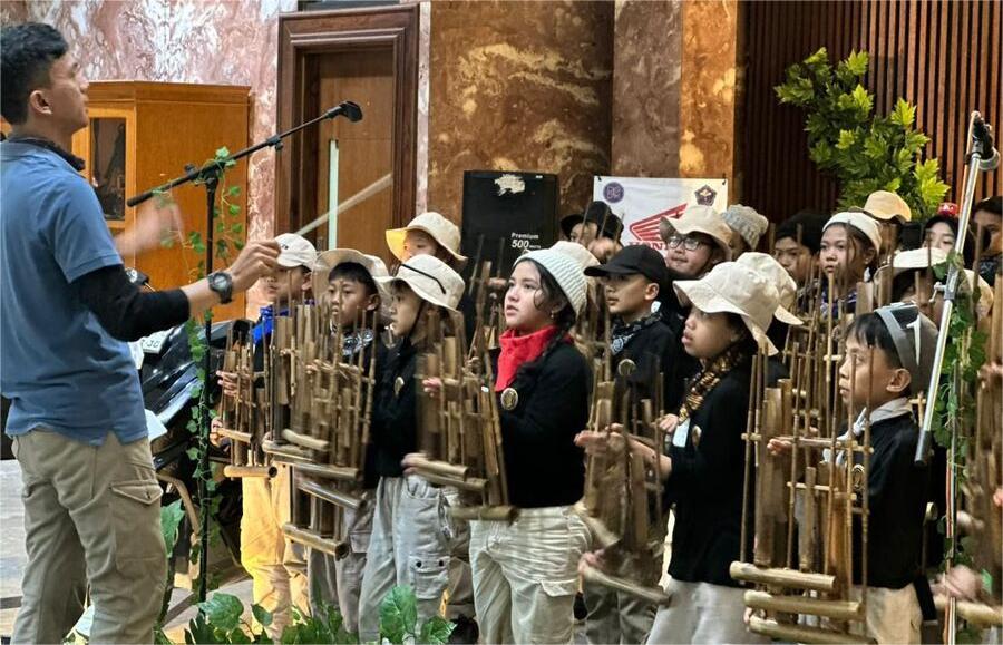 Nenek 83 Tahun Berkompetisi di Pasanggiri Angklung AHM